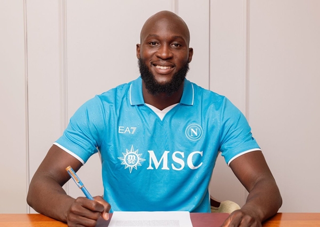 Romelu Lukaku chính thức ký hợp đồng với Napoli.