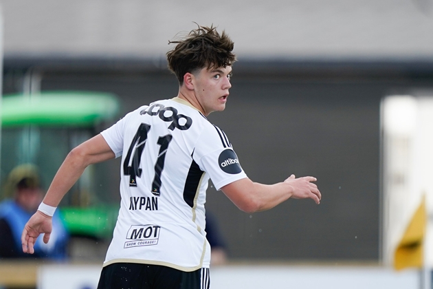 Manchester United và Arsenal tranh thần đồng Sverre Nypan.