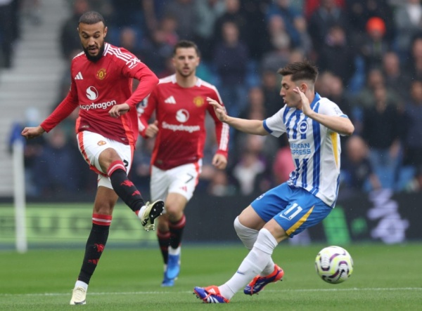 Mazraoui trong màu áo Man United.