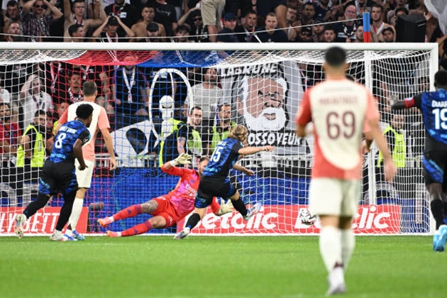 Với lợi thế sân nhà, các cầu thủ Olympique Lyon là những người tràn sang phần sân đối phương ngay sau tiếng còi khai cuộc. Tuy nhiên, họ lại bất ngờ để thủng lưới ngay ở phút đầu tiên. Bắt nguồn từ tình huống đi bóng đầy tốc độ của Dilane Bakwa bên cánh phải, anh thực hiện đường căng ngang đầy khó chịu vào trong. Hậu vệ Clinton Mata mắc sai lầm nghiêm trọng để bóng đến chân Sebastian Nanasi, cầu thủ này dễ dàng dứt điểm cận thành để giúp Strasbourg vượt lên dẫn trước.
