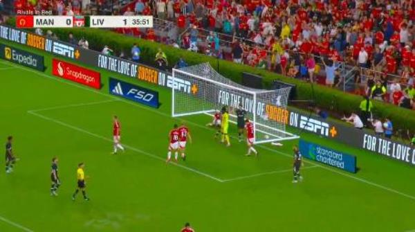 Hàng thủ M.U chơi như mơ ngủ.