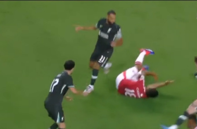 Hình ảnh thường thấy của Casemiro trong trận. Anh thường xuyên thất thế trong các pha tranh chấp với cầu thủ Liverpool.