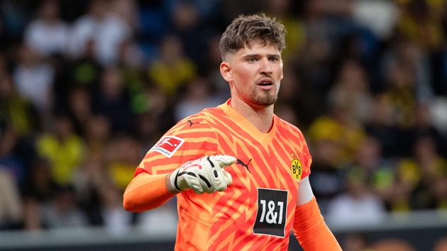 Kobel 'gánh' cả hàng thủ Dortmund.