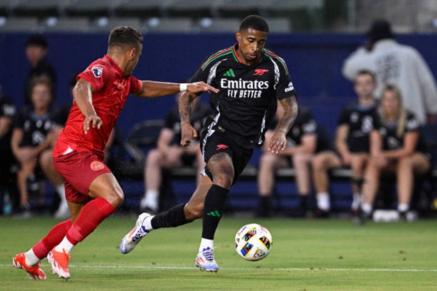 Leicester City từ bỏ việc chiêu mộ Reiss Nelson.