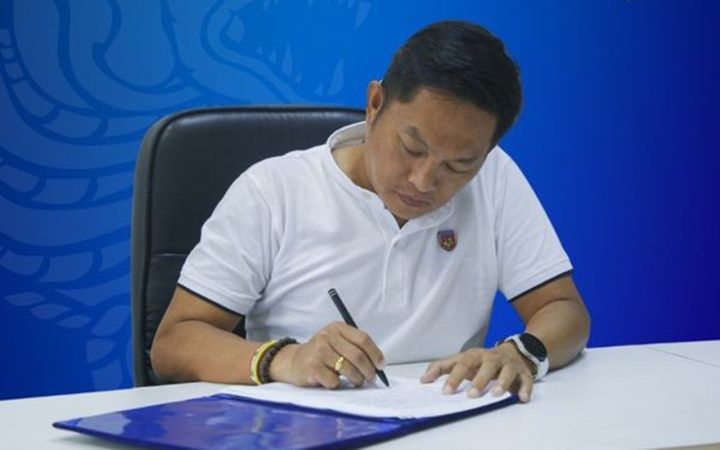 HLV Myo Hlaing Win ký hợp đồng với LĐBĐ Myanmar.