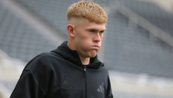 Hall rời Chelsea gia nhập Newcastle.