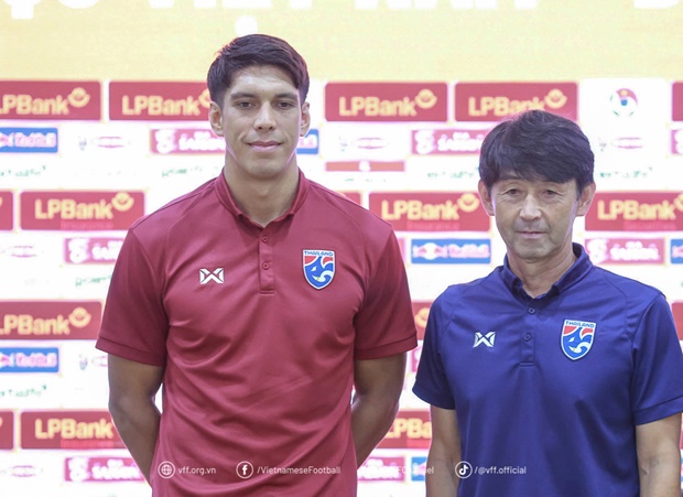 HLV Masatada Ishii bên cạnh trung vệ Elias Dolah. Ảnh: VFF.