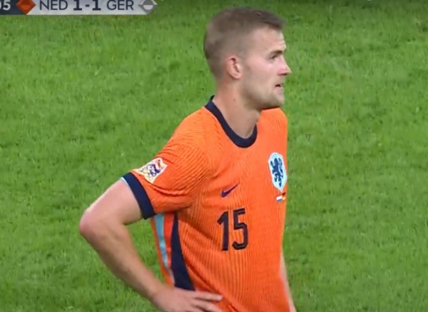 Matthijs de Ligt trở thành tâm điểm thu hút sự chú ý. De Ligt mắc sai lầm ở cả hai bàn thua của Hà Lan. Ngày thi đấu đáng quên của ngôi sao 25 tuổi.