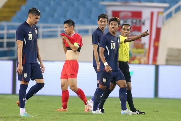 ĐT Việt Nam đã mất tuyến giữa trước Thái Lan trong hiệp 1, Ảnh: Vietnamnet.