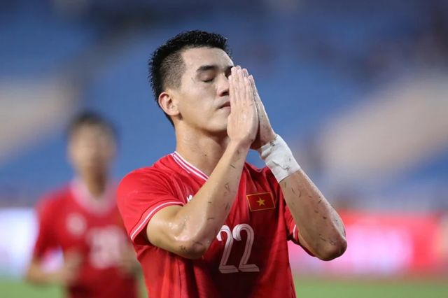 Tiến Linh chắp tay cầu nguyện sau bàn thắng. Ảnh: VFF