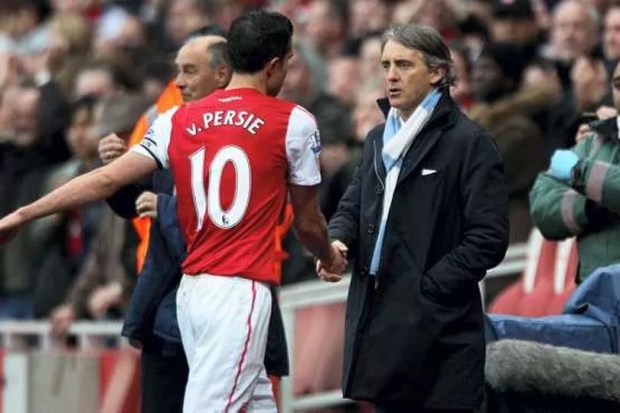 Sir Alex là yếu tố quyết định khiến Van Persie quay lưng với Man City.