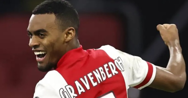 Gravenberch trong màu áo Ajax.