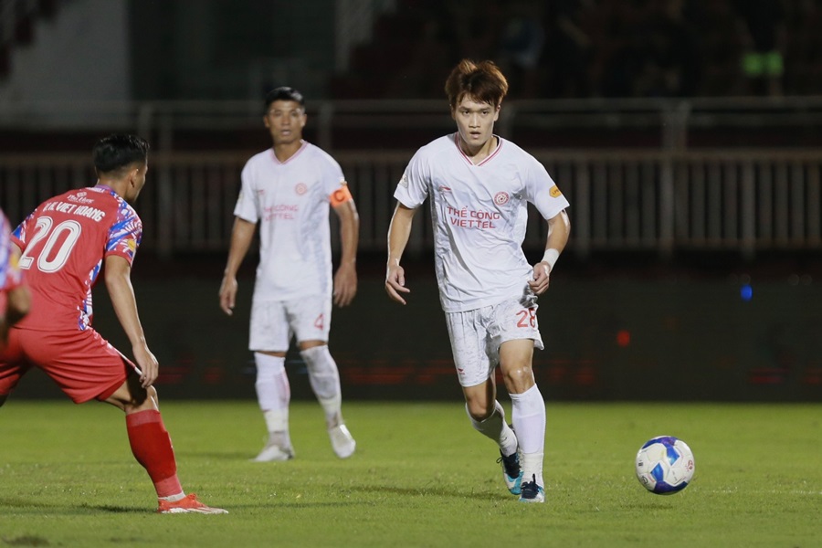 Hoàng Đức trong chuyến làm khách CLB TP HCM. Ảnh: VPF.