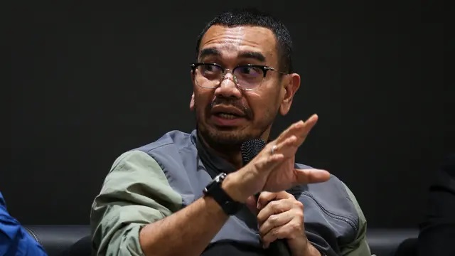 Ông Arya Sinulingga trả lời truyền thông.