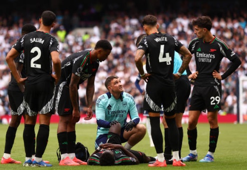 Saka dường như đã dính chấn thương.