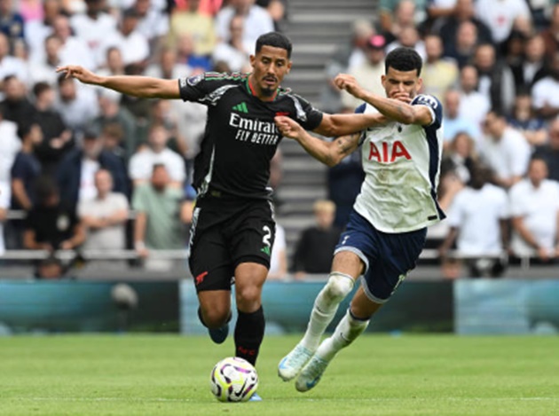 Solanke im tiếng trong trận Derby Bắc London.