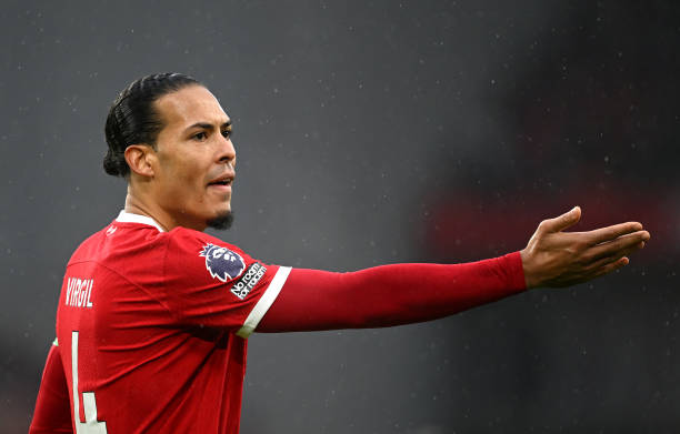 10: Virgil Van Dijk - 84 triệu bảng. Đây là tổng số tiền mà Virgil Van Dijk kiếm được sau 3 năm gắn bó với Southampton và quãng thời gian khoác áo Liverpool kể từ năm 2017. Hợp đồng hiện tại (220.000 bảng/tuần) của Van Dijk sẽ chính thức đáo hạn vào năm sau.