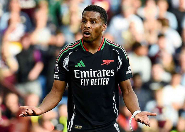 Jurrien Timber đã chứng tỏ được tài năng khi đá hậu vệ trái.