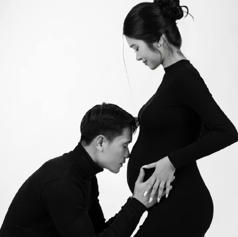 Huỳnh Tấn Sinh báo tin vui với bà xã Phạm Trâm.