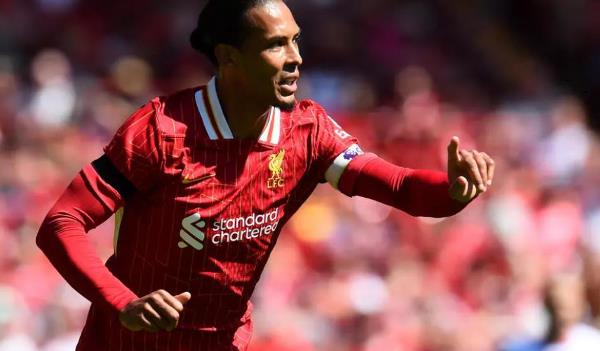 Van Dijk thúc giục các đồng đội tiến lên.