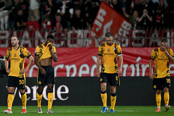 Bước sang hiệp hai, Inter mới có thể áp đảo và chơi lấn lướt hơn, nhưng Monza lại bất ngờ có được bàn thắng mở tỷ số ở phút 81.