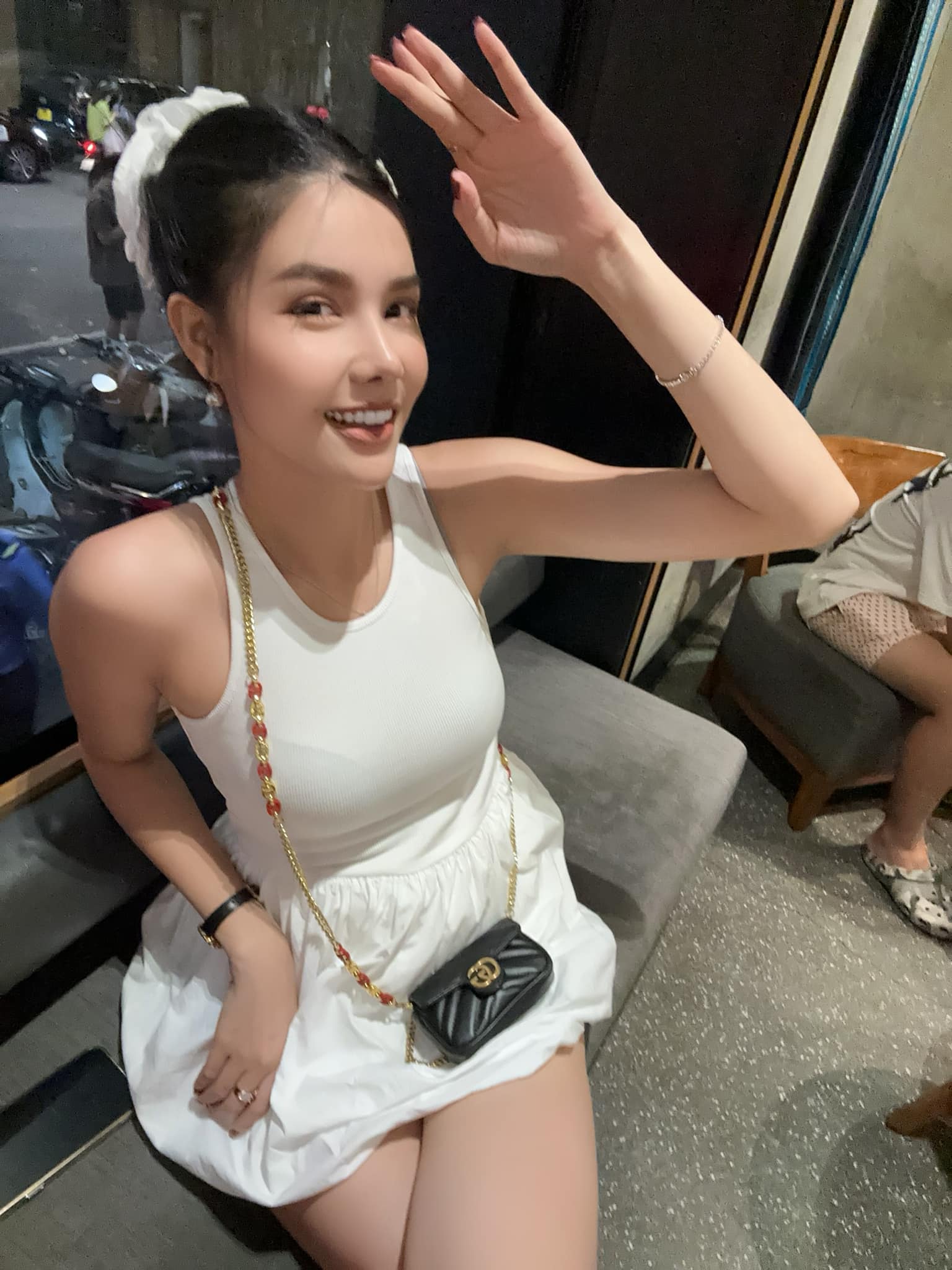 Vẻ đẹp và nét xinh tươi của bà xã Mạc Hồng Quân. Ảnh: FBNV.