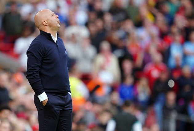 Những ánh mắt nghi ngờ của người hâm mộ Liverpool đang hướng về phía Arne Slot.