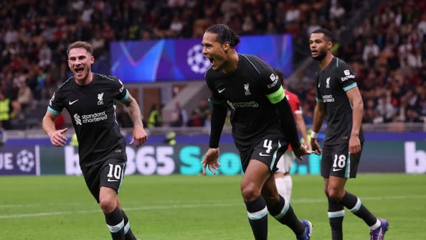 Van Dijk xé lưới Milan.