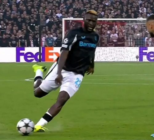 Boniface có khoảnh khắc ngẫu hứng, mở ra bàn thắng thứ 2.