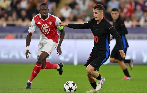 Tiền vệ Barca bị đau sau trận.