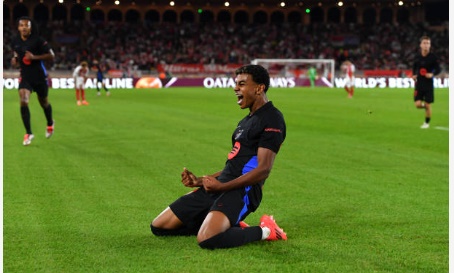 Yamal cán cột mốc đầu tiên ở UCL.