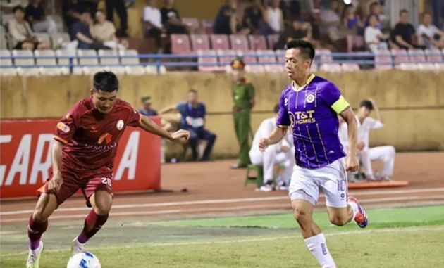 Văn Quyết (áo xanh) là "vua phá lưới nội" mùa giải vừa qua với 11 bàn thắng. Ảnh: Thethao247