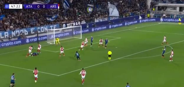 Phút 48 của trận đấu, trọng tài xác định Thomas Partey phạm lỗi với Ederson trong vòng cấm. Atalanta được hưởng phạt đền.