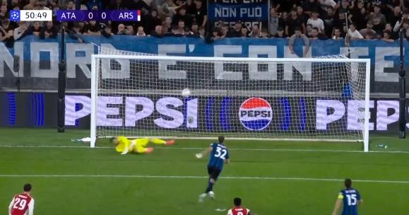 Nhưng bóng bay đến vị trí mà tiền đạo của Atalanta đang rất thoải mái khi không có ai theo kèm. Tưởng rằng đó sẽ là bàn thắng cho đại diện nước Ý sau cú đánh đầu bồi của Mateo Retegui...