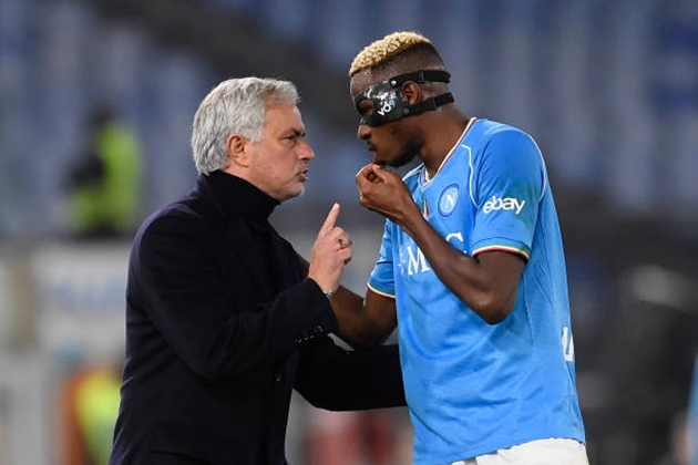 Jose Mourinho chê Victor Osimhen hay ăn vạ.
