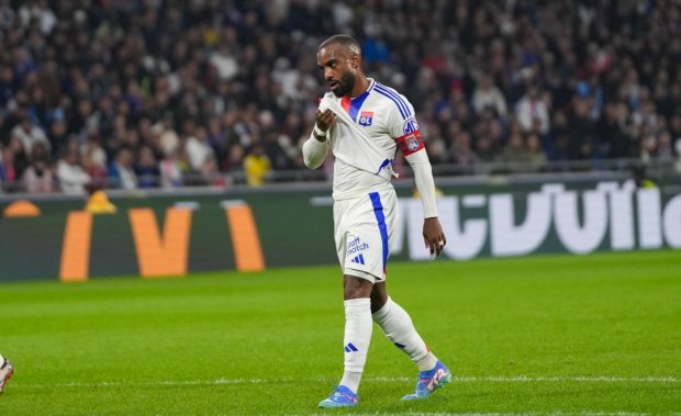 Lacazette bị Rulli đánh bại trên chấm 11m.