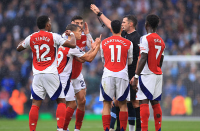 Hàng thủ Arsenal được thử thách trong hiệp 2 trận gặp Man City.