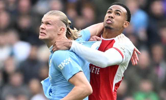 Haaland có một ngày thi đấu vất vả dù ghi bàn vào lưới Arsenal.