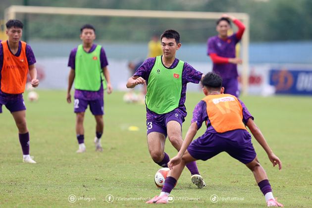 Maxwell tập luyện cùng ĐT U17 Việt Nam. Ảnh: VFF
