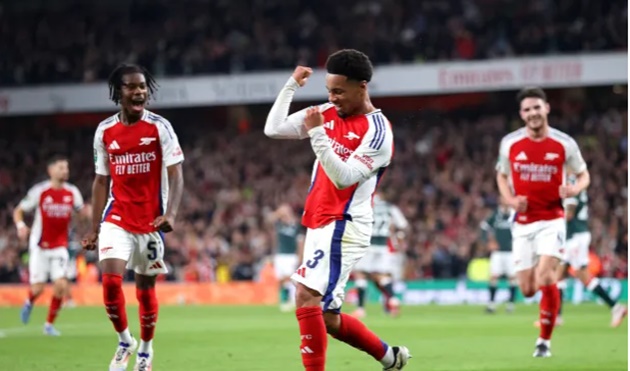 Trong lần đầu tiên được đá chính cho đội một Arsenal, tài năng trẻ Ethan Nwaneri đã chiếm trọn sự chú ý.