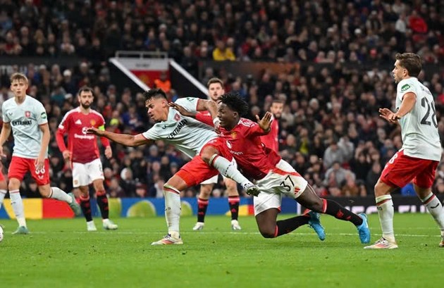 Sao nhập tịch Indonesia - Mees Hilgers đá trọn vẹn trận Twente làm khách trước Man Utd.