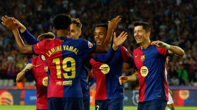Các cầu thủ Barca ăn mừng bàn mở tỷ số sớm.