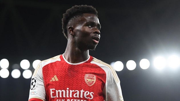 Cánh phải của Arsenal luôn mặc định một suất cho Bukayo Saka.