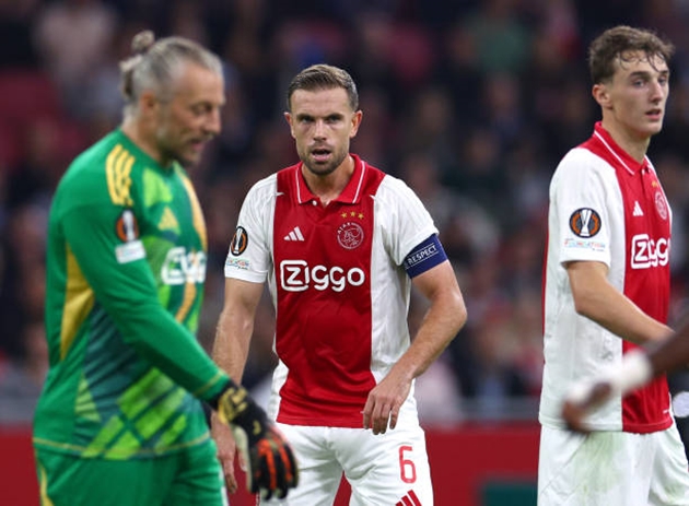 Jordan Henderson là đội trưởng của Ajax Amsterdam ở trận đấu này, và anh cũng có một màn trình diễn tương đối tốt.