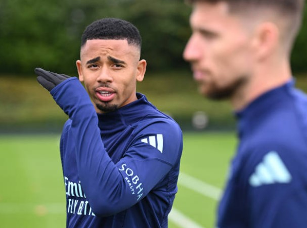 Gabriel Jesus cũng đá chính hồi giữa tuần. Song anh cần nỗ lực hơn để ghi điểm trước Mikel Arteta.