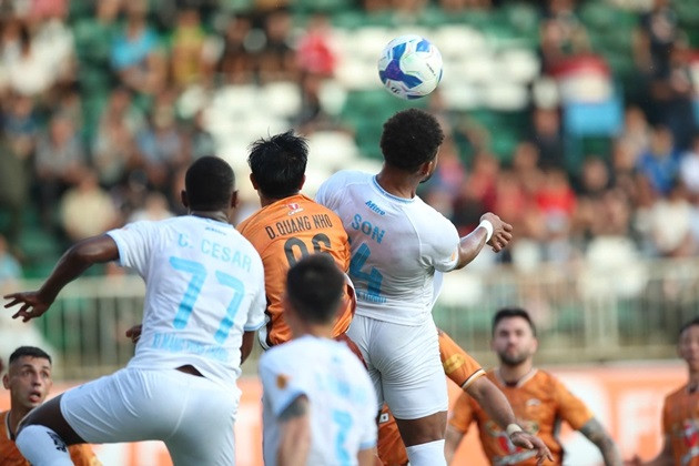 Nguyễn Xuân Son không có nhiều cơ hội trong hiệp đấu đầu tiên. Ảnh: Vietnamnet.