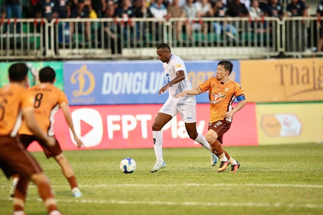 Minh Vương (số 10, áo cam) may mắn thoát thẻ đỏ trong hiệp 1. Ảnh: Vietnamnet.