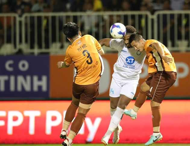 Xuân Son không thể giúp Nam Định giải mã HAGL. Ảnh: Vietnamnet.