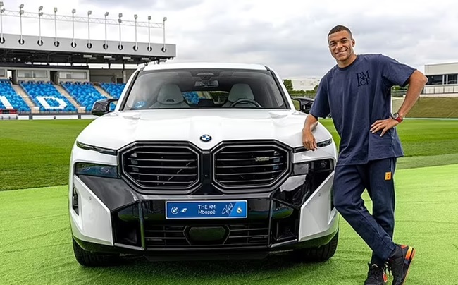 Kylian Mbappe cũng tin dùng BMW XM giống Bellingham. Dù vậy, anh chọn chiếc xế hộp màu trắng thay vì nguyên màu đen như đồng đội. Đây là lần đầu nhận xe BMW của Mbappe tại Real.