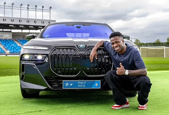 Trong khi đó, Vinicius Jr đúng với phong cách của mình, đã chọn mẫu xe i7 M70 xDrive siêu tốc. Đó là mẫu xe điện nhanh nhất của BMW, có thể đạt tốc độ lên tới 238km/giờ và khiến khách hàng phải chi ít nhất 164.000 bảng Anh.